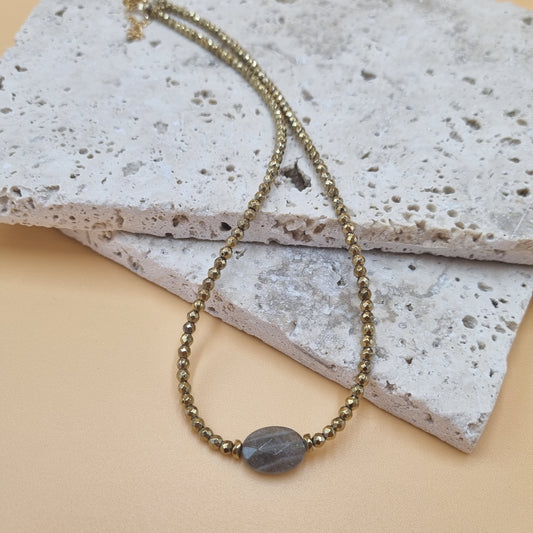 collier en Pierres hématites dorées plaque or 24 k et perle ovale Labradorite facettée