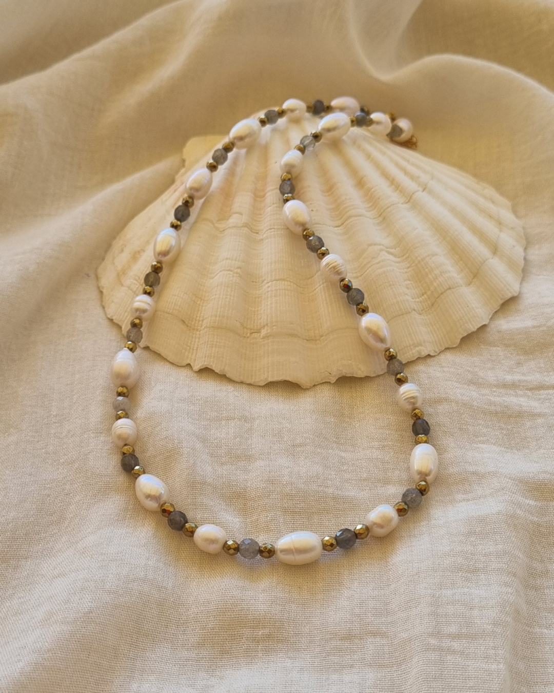 collier perles d'eau douce labradorite féminité énergie des pierres