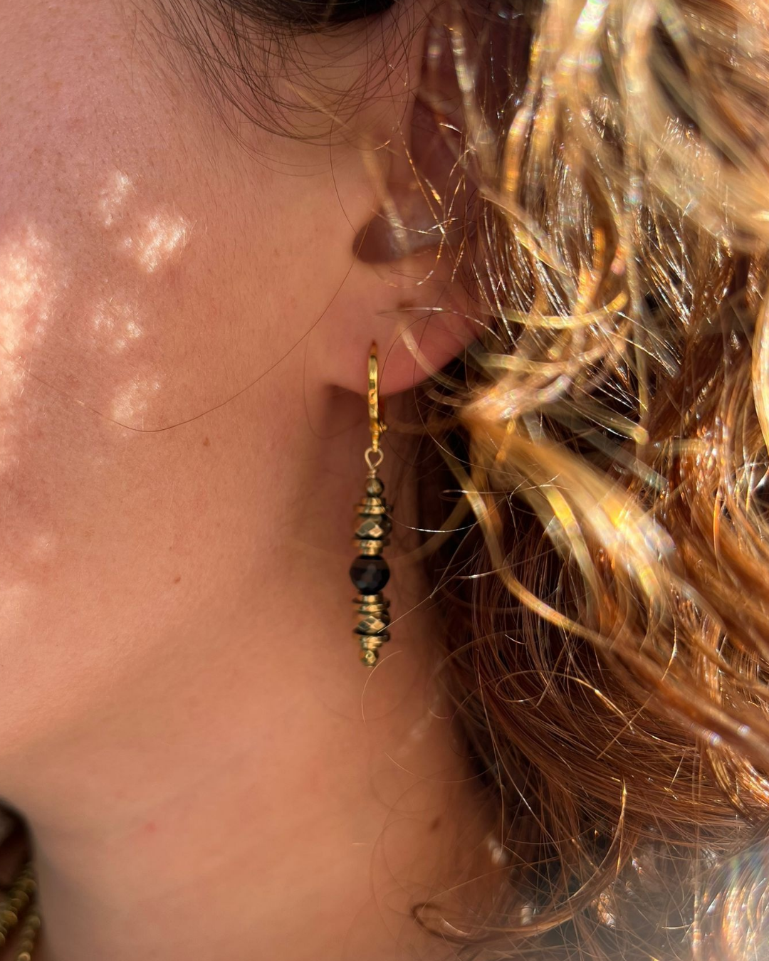 Boucles d'Oreilles FREYA Onyx et Hématite dorées