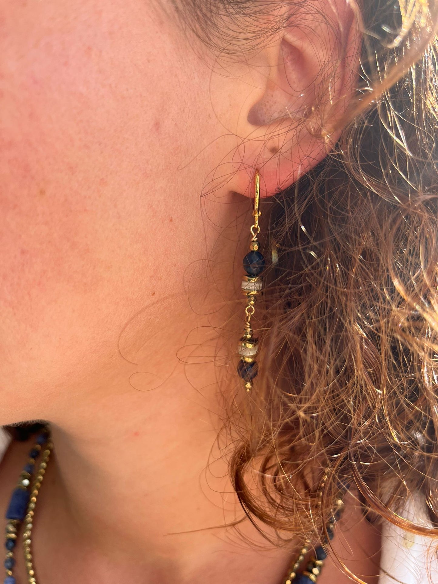 Boucles d'oreilles Doreen Onyx, nacre et hématites dorées